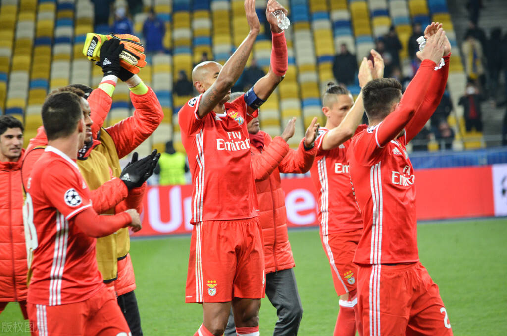 关于今夜莱比锡调整名单以备葡超；临场应变环节打磨；球迷炸锅；身体对抗强度拉满的信息